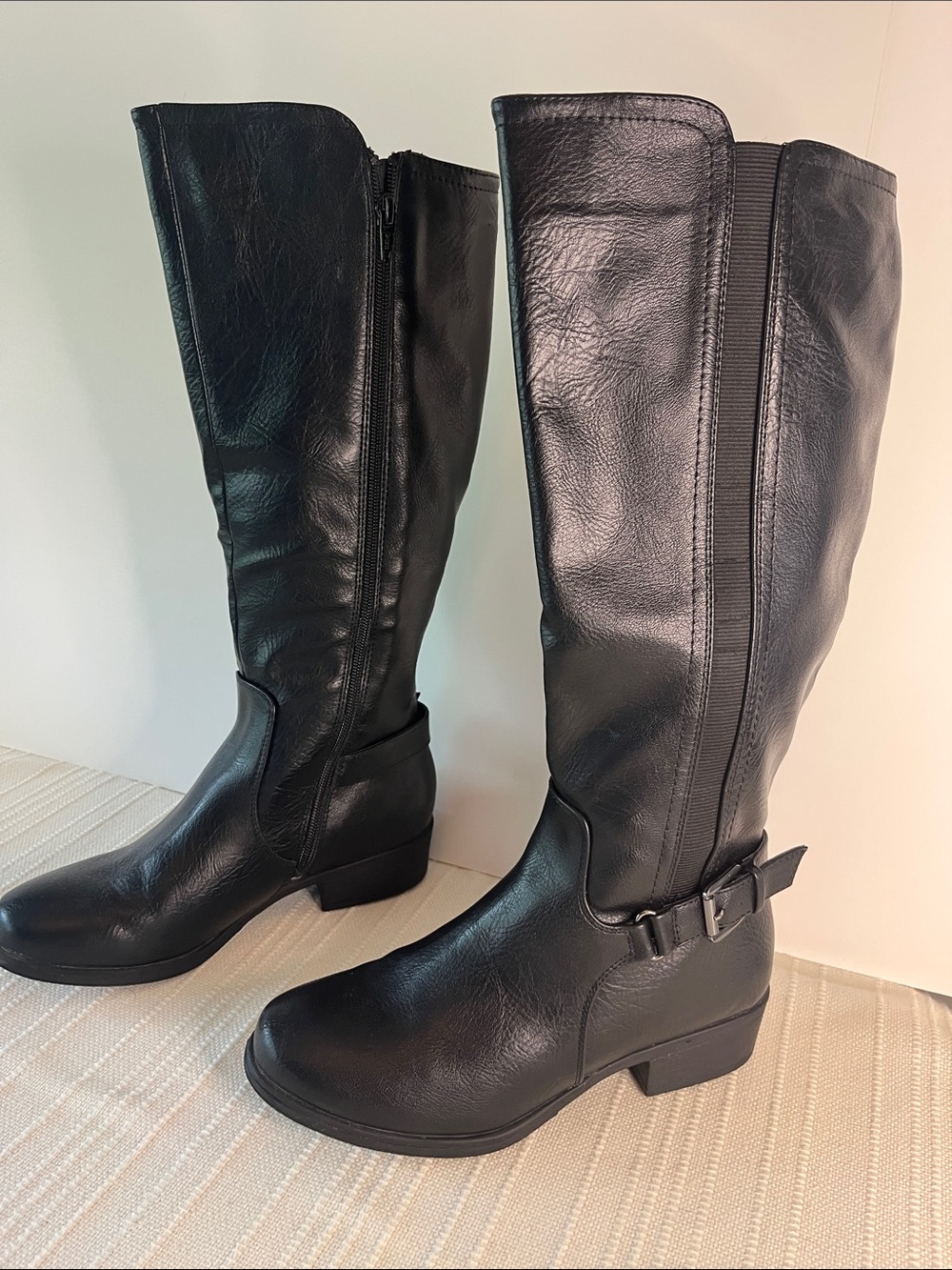 Croft & Barrow Women 8 Black Knee-High Riding Boots w buckle, side zip, elastic